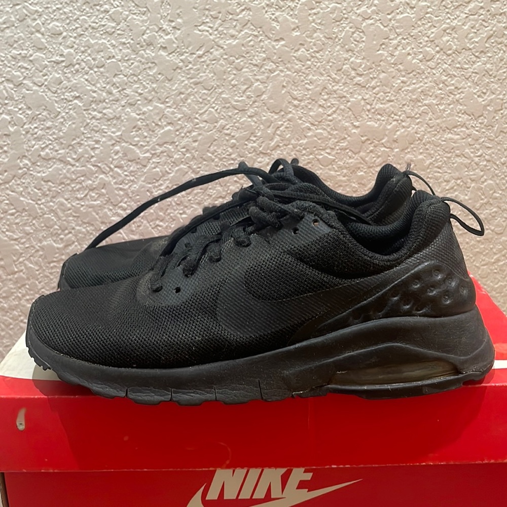 Black Nike shoes girls